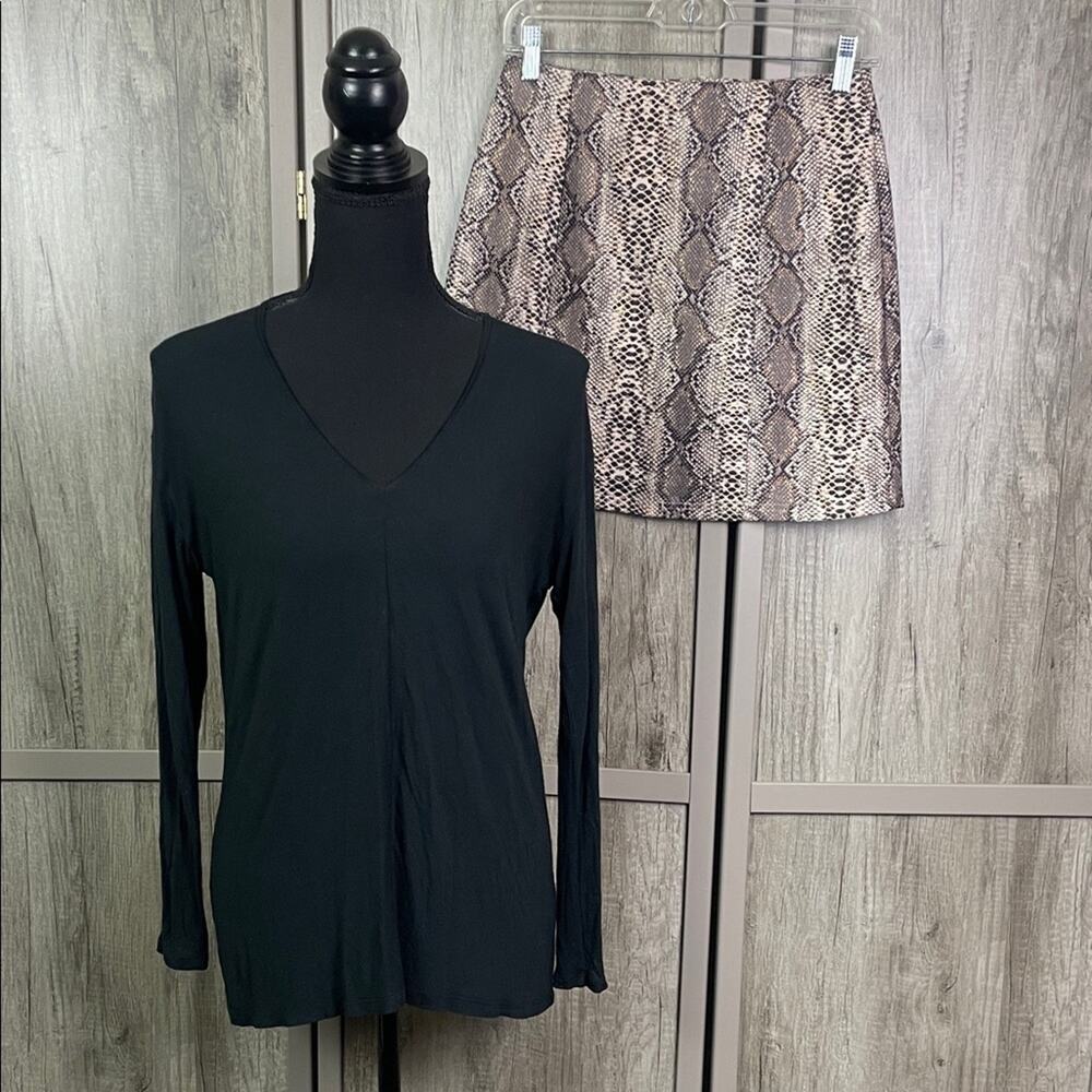 Bundle! Vince Rounded V Pullover Loose Fit Top Women's XS/NWT snakeskin skirt